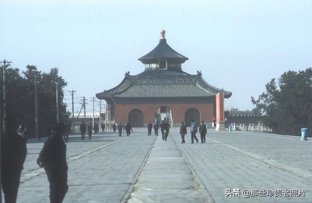 护城河|70年代北京老照片：那时候人们生活很简单，一碗水饺才两毛钱