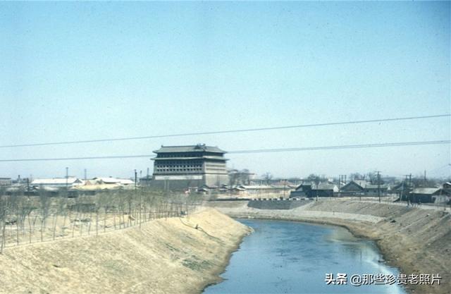 护城河|70年代北京老照片：那时候人们生活很简单，一碗水饺才两毛钱