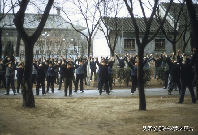 护城河|70年代北京老照片：那时候人们生活很简单，一碗水饺才两毛钱