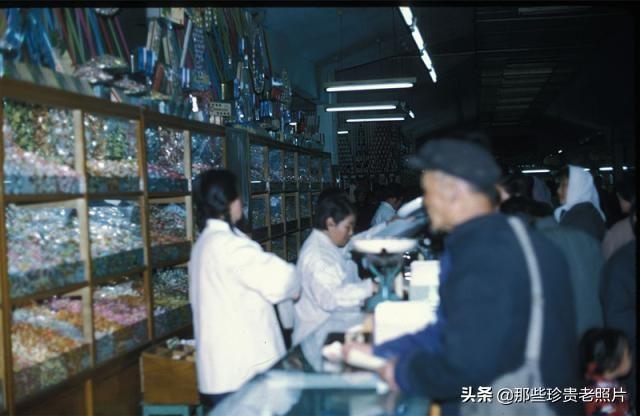 护城河|70年代北京老照片：那时候人们生活很简单，一碗水饺才两毛钱