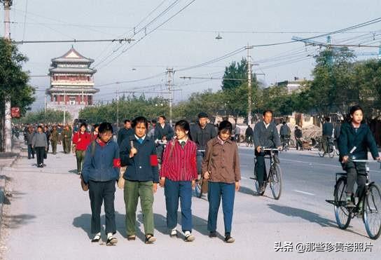 护城河|70年代北京老照片：那时候人们生活很简单，一碗水饺才两毛钱