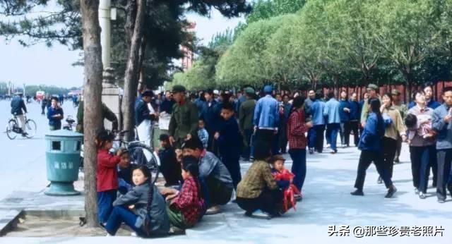 护城河|70年代北京老照片：那时候人们生活很简单，一碗水饺才两毛钱