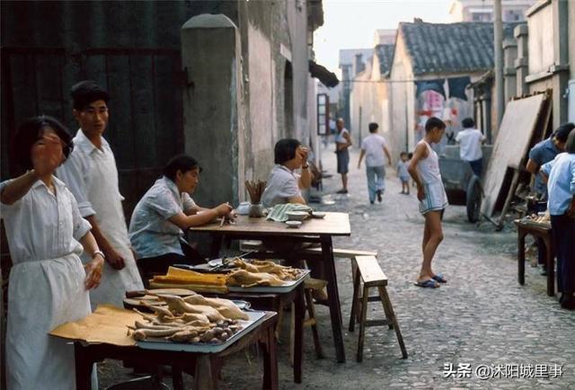 历史：1983年中国珍贵历史老照片，矜持的男女关系，拉风的警察叔叔