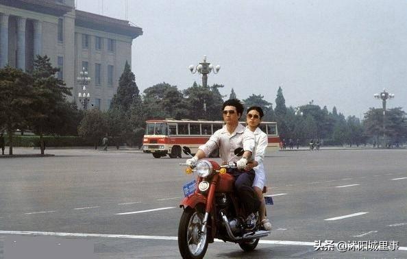 历史：1983年中国珍贵历史老照片，矜持的男女关系，拉风的警察叔叔