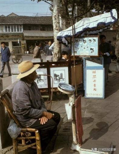 历史：1983年中国珍贵历史老照片，矜持的男女关系，拉风的警察叔叔