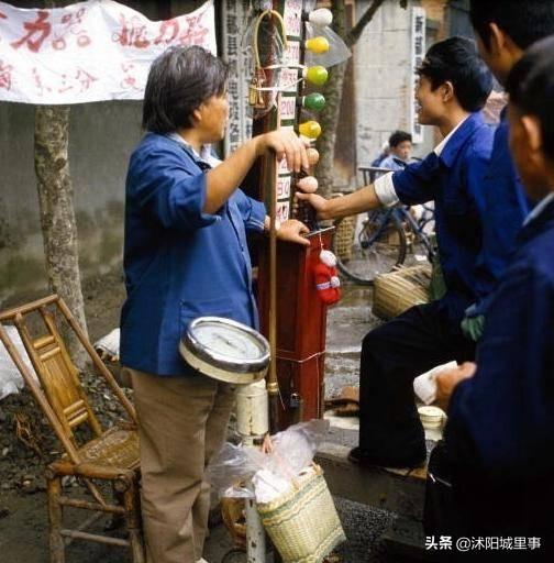 历史：1983年中国珍贵历史老照片，矜持的男女关系，拉风的警察叔叔