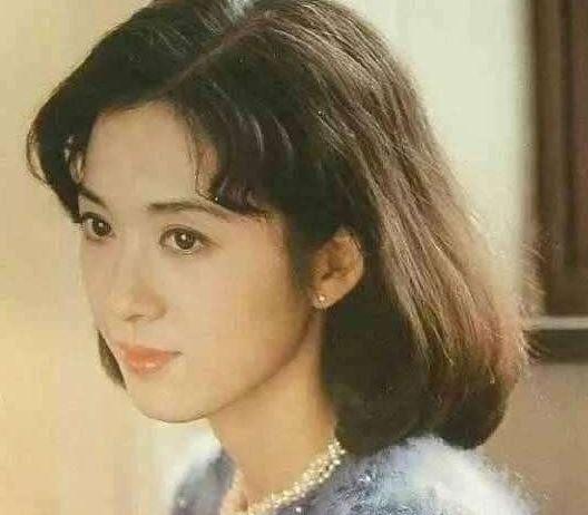 『穿着』老照片80年代的姑娘，现在的奶奶，流行不过喇叭裤迪斯科