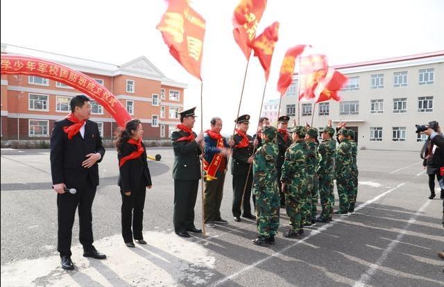 国防教育|最硬核开学典礼，自行火炮开进小学校园，国防教育要抓紧