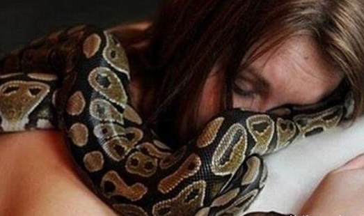宠物大蛇突然不吃东西，就喜欢缠着女主人，专家的话让她后怕