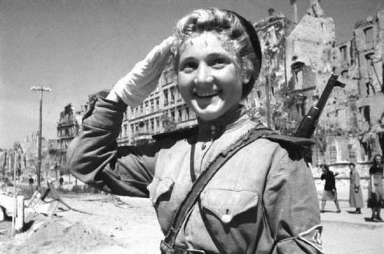 1945年，以胜利者姿态出现在柏林的女兵
