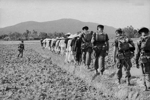 美国|美空军遭弹雨覆盖，200名士兵丧命，30架武直被打成筛子