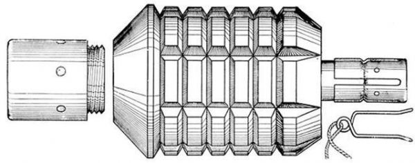 手榴弹：为什么二战时日本的手榴弹，都要在钢盔上磕一下才扔出去？
