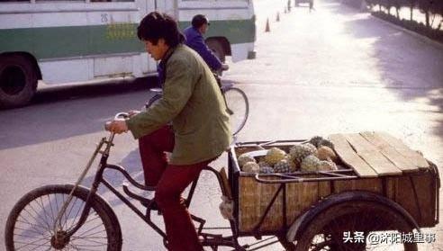 历史|1983年中国珍贵历史老照片，矜持的男女关系，拉风的警察叔叔